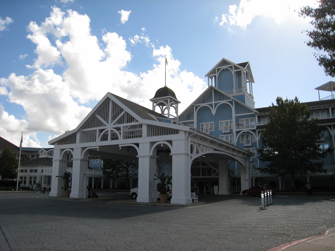 Vacation 2007-12 - Beaches Disney Hotels 0487.jpg - On the 2007-08 Florida vacation we visited beaches from Fort Myers to Sanibel Island sampling local food along the way. Green water and white sugar beaches! Arriving at Disney World we visited several of the theme resorts.